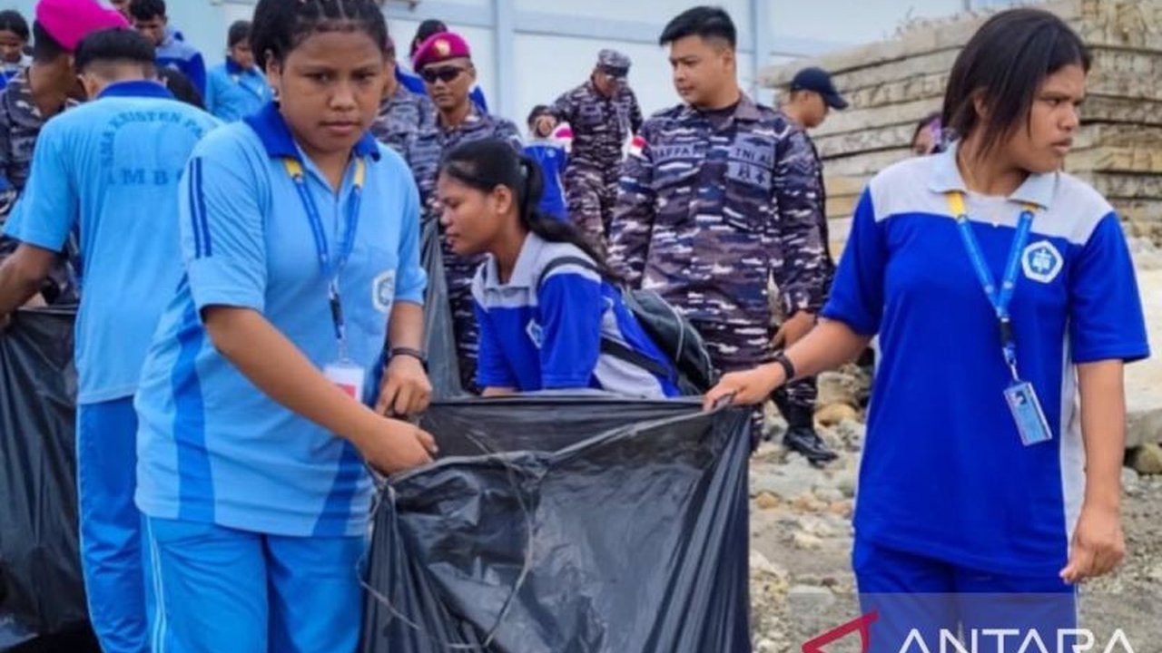 Kodaeral IX Ambon menggelar aksi bersih Pantai Ambon di Tawiri, melibatkan prajurit dan siswa SMA, menanamkan cinta bahari serta kepedulian lingkungan selaras Operasi Trisila TNI AL ke-26 Tahun 2026.