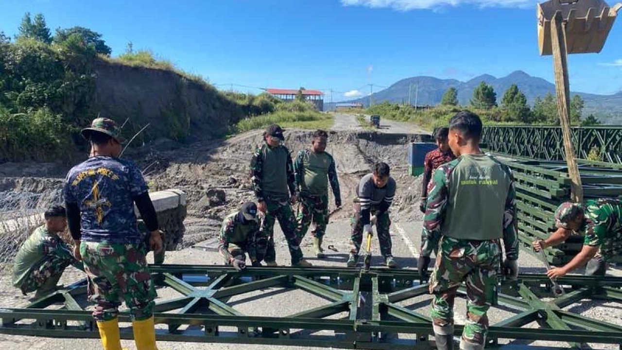 Prajurit TNI kebut pembangunan jembatan bailey di Bener Meriah untuk memulihkan akses transportasi dan ekonomi warga pascabencana hidrometeorologi, menunjukkan dedikasi tinggi di tengah Ramadhan.