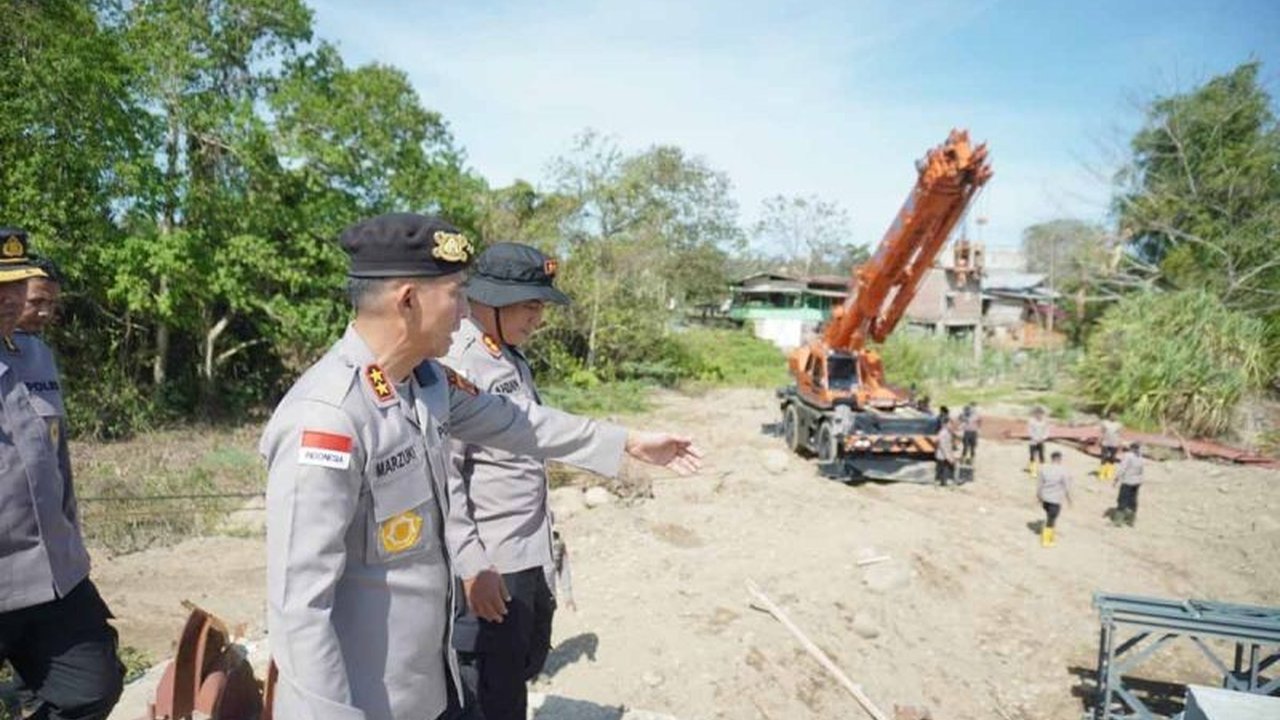 Polda Aceh percepat pembangunan jembatan bailey di Desa Lhok Cut, Aceh Utara, untuk memulihkan akses transportasi sekitar 7.000 warga pascabencana hidrometeorologi. Simak detailnya.