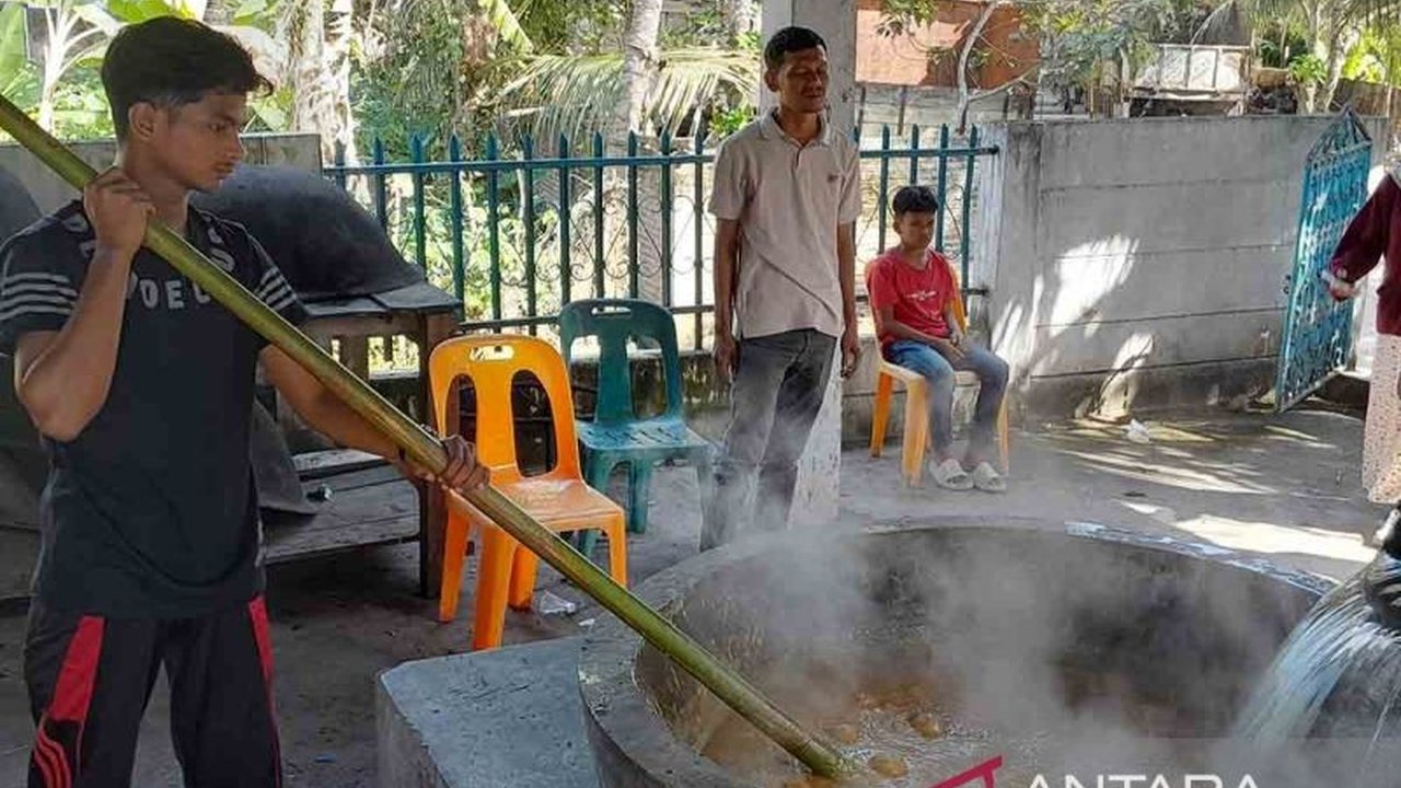 Meunasah di Aceh Besar setiap Ramadhan menghidangkan bubur khas, ie bu peudah, yang menjadi bagian tak terpisahkan dari Tradisi Ie Bu Peudah Aceh Besar untuk berbuka puasa.