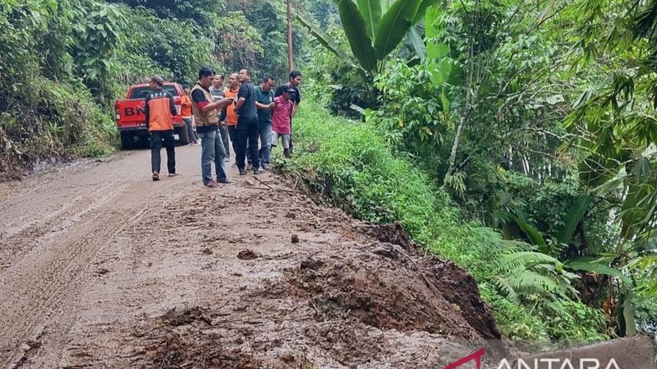 Personel BPBD OKU bergerak cepat membersihkan material tanah longsor yang menutup ruas jalan Desa Gunung Meraksa, memastikan aktivitas masyarakat dan arus lalu lintas di Kabupaten OKU kembali normal pasca-bencana.