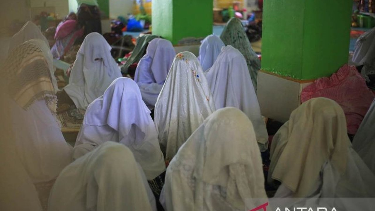 Ibadah Suluk Ramadhan 1447 H di Aceh Besar diikuti puluhan jamaah dari berbagai daerah. Meskipun terdampak bencana, suluk menjadi sarana penyucian jiwa dan pemulihan trauma. Simak detailnya!