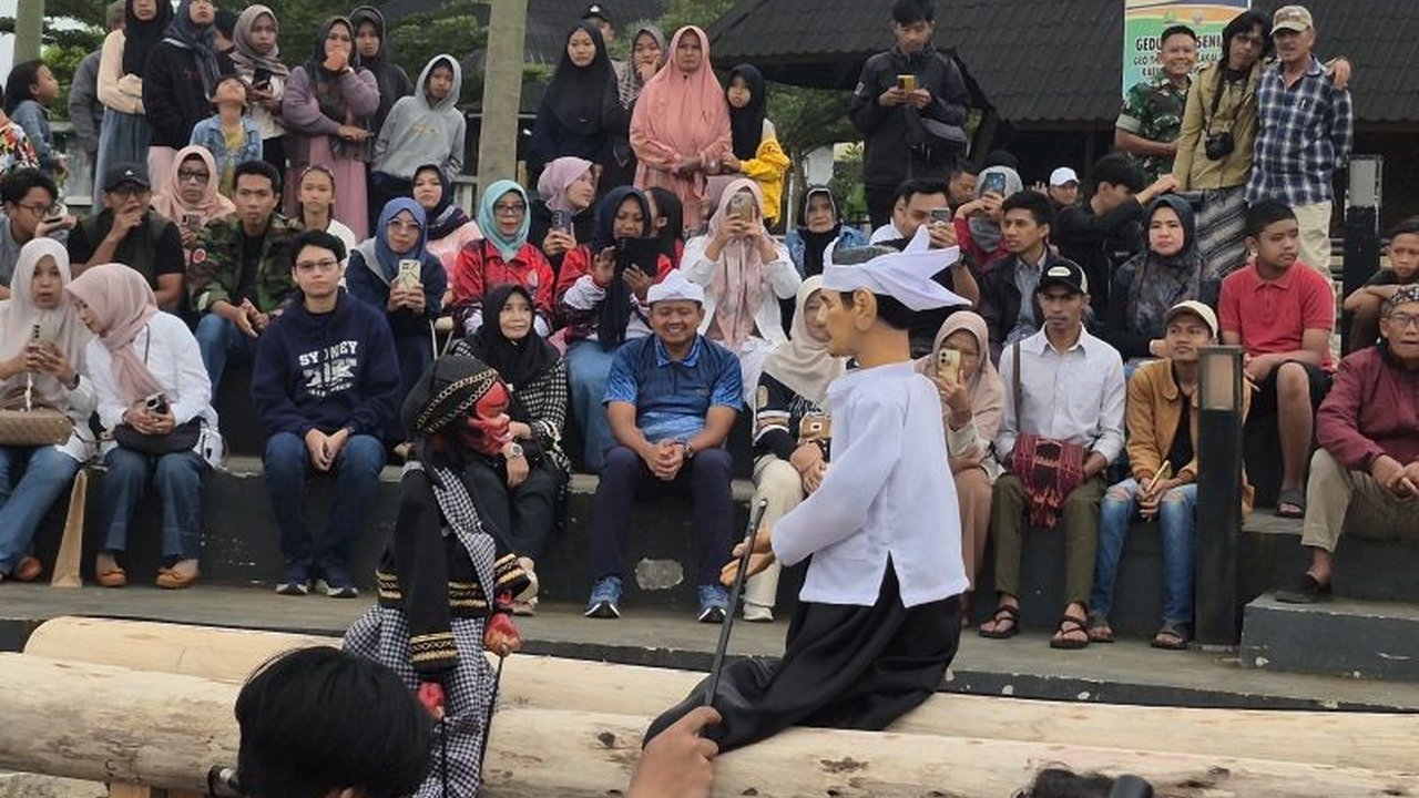 Di tengah senja Ramadan, Geotheater Rancakalong menjadi pusat perjumpaan seni, budaya, dan dakwah. Ngabuburit di Sumedang kini lebih dari sekadar menunggu buka puasa, melainkan momentum merawat identitas dan mengukuhkan Budaya Sumedang sebagai Puseur Buda