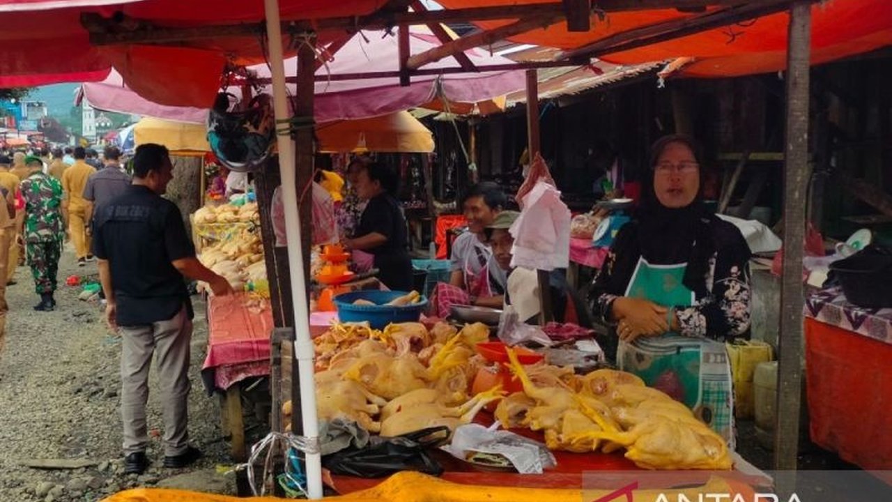 Distankan Rejang Lebong perketat pengawasan daging di pasar tradisional selama Ramadhan hingga Idul Fitri. Ini upaya jamin daging aman, sehat, dan layak konsumsi bagi masyarakat.