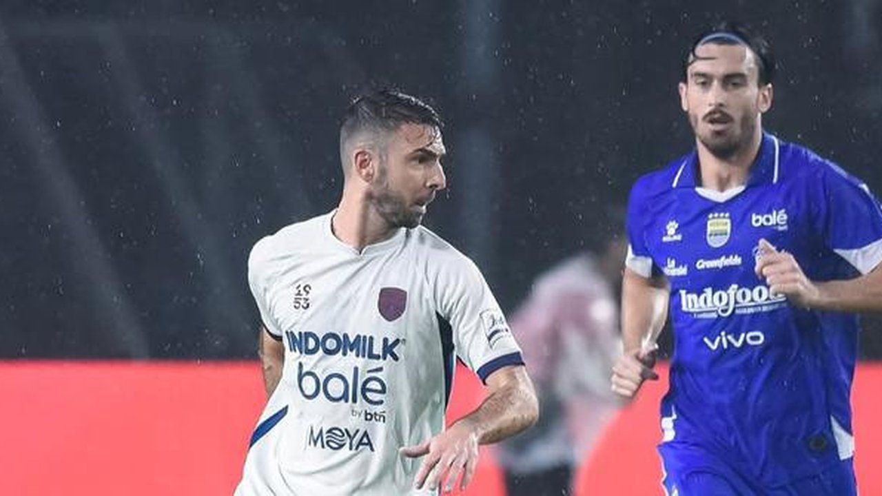 Gelandang Persita Tangerang, Ramon Bueno mencoba menjauh dari kejaran penyerang Persib Bandung, Andrew Jung dalam laga pekan ke-22 BRI Super League 2025/2026 di Stadion Gelora Bandung Lautan