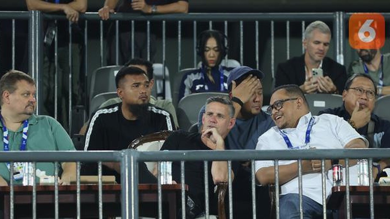 Pelatih Timnas Indonesia, John Herdman, menonton Dewa United Vs Borneo FC Samarinda. (Bola.com/Muhammad Iqbal Ichsan).