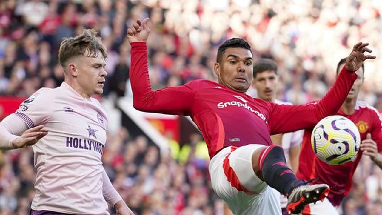 Pemain Manchester United, Casemiro mengontrol bola dibayangi pemain Brentford, Keane Lewis-Potter pada laga lanjutan Liga Inggris di Old Trafford, Manchester, Inggris, Sabtu (19/10/2024). (AP