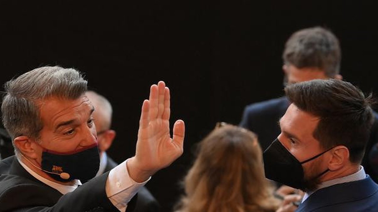 Joan Laporta saat menyapa Lionel Messi di acara pelantikannya menjadi presiden Barcelona (AFP)