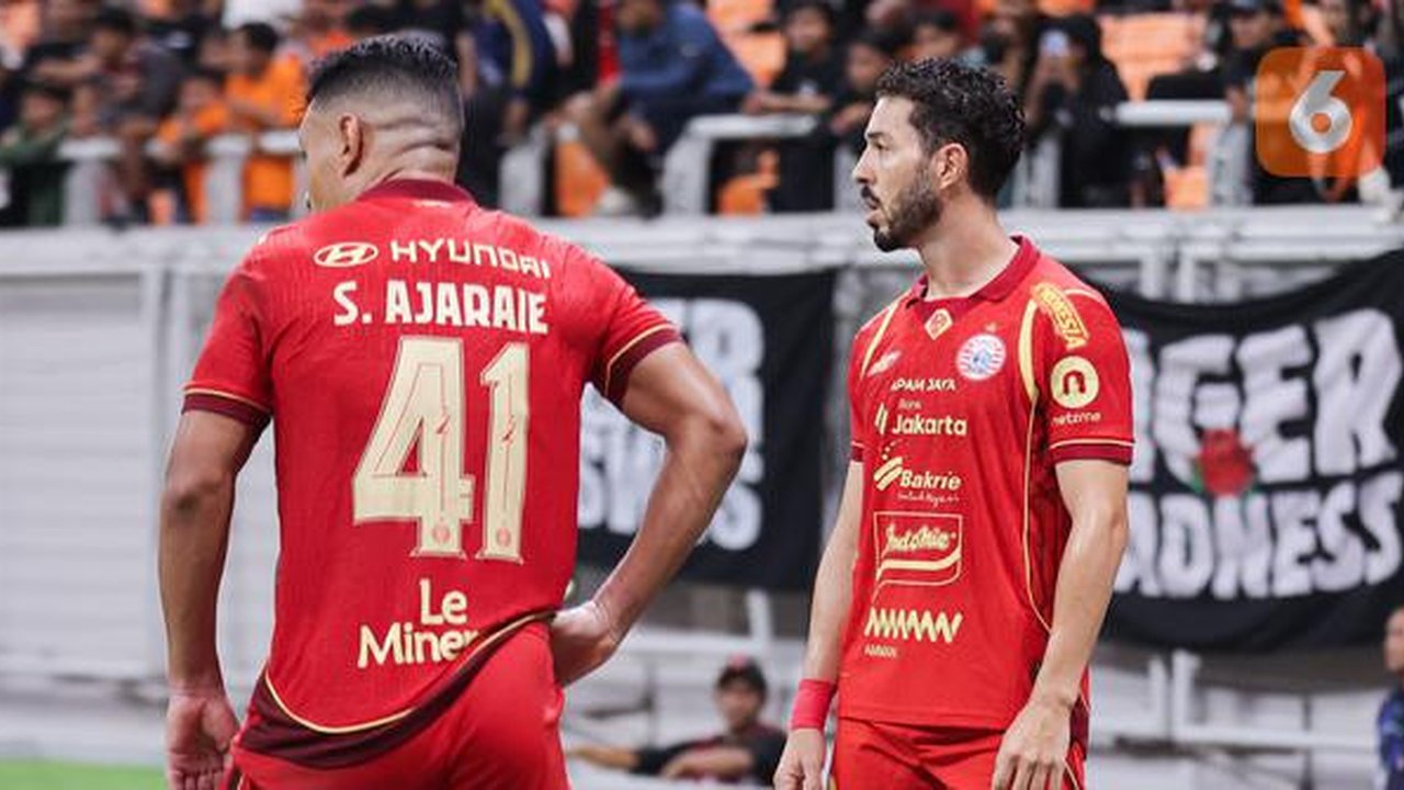 Jean Mota dan Alaeddine Ajaraie sedang berdiskusi untuk mengambil tendangan sudat ketika Persija Jakarta melawan PSM Makassar pada pertandingan pekan ke-22 BRI Super League 2025/2026 yang ber