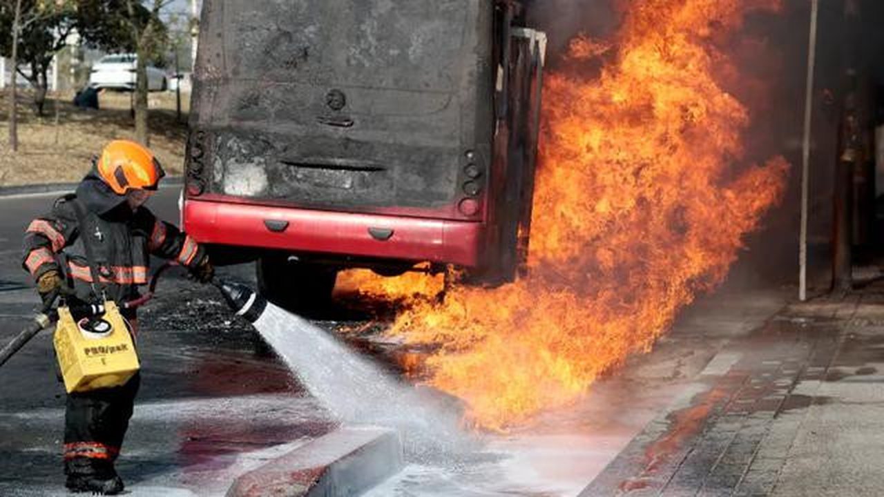 Seorang petugas pemadam kebakaran memadamkan api yang membakar sebuah bus dalam insiden kerusuhan usai kematian bos kartel narkoba El Mencho di negara bagian Jalisco, Meksiko. (Dok. AFP/Ulise