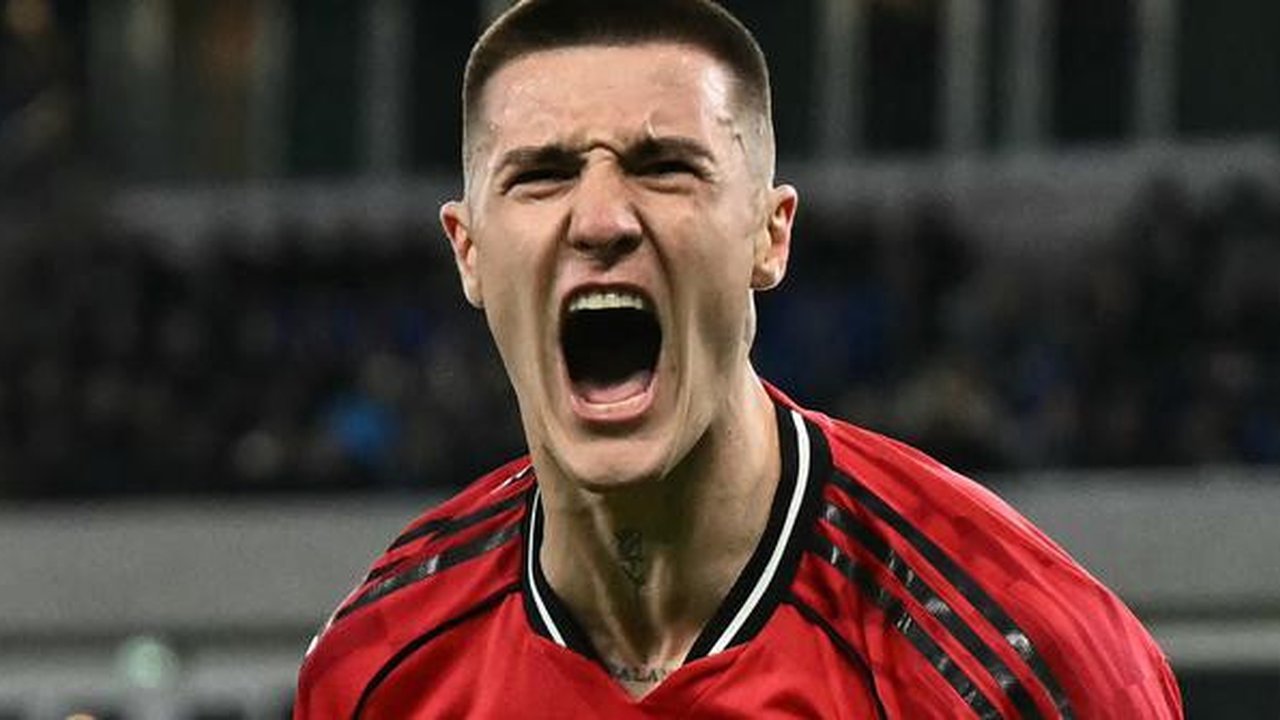 Striker Manchester United (MU), Benjamin Sesko, melakukan selebrasi setelah membobol gawang Everton pada lanjutan Liga Inggris 2025/2026 di Goodison Park, Selasa (24/2/2026) dini hari WIB. (P