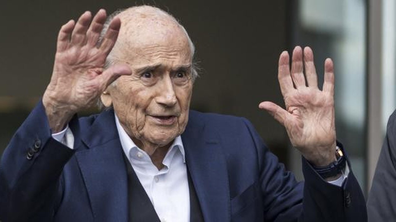 Mantan presiden FIFA, Sepp Blatter, bereaksi saat meninggalkan gedung pengadilan setelah putusan banding oleh kantor Jaksa Agung Swiss terhadap mantan presiden UEFA dan FIFA atas dugaan pemba