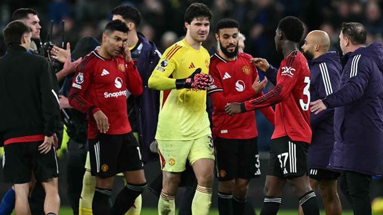 Reaksi penjaga gawang Manchester United asal Belgia, Senne Lammens (tengah) setelah pertandingan pekan ke-27 Liga Primer Inggris 2025/2026 melawan Everton di Stadion Hill Dickinson, Liverpool
