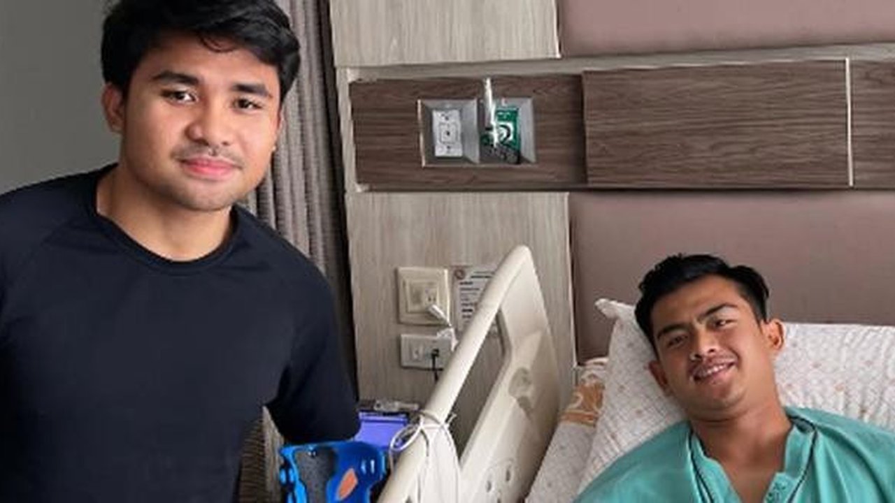 Asnawi Mangkualam menjenguk Pratama Arhan yang baru selesai menjalani operasi di Bangkok, Thailand, Selasa (24/2/2026). (Dok. Instagram Asnawi Mangkualam)