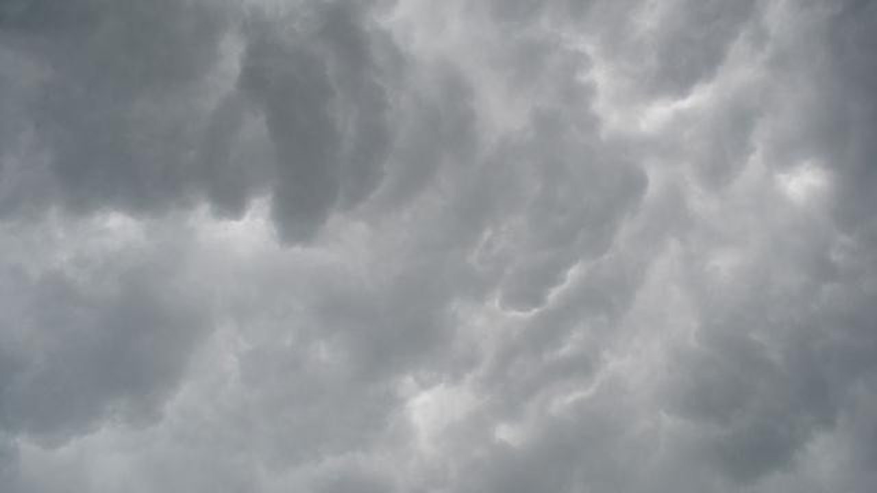 Ilustrasi -- Awan tebal menjelang hujan deras. (Foto: Liputan6.com/Muhamad Ridlo)