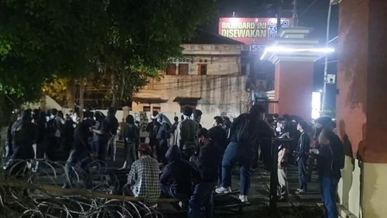 Ratusan orang menggelar aksi unjuk rasa di depan Markas Kepolisian Daerah Daerah Istimewa Yogyakarta (Mapolda DIY), Selasa (24/02/2026) malam. (Liputan6.com/Hendro Ary Wibowo)