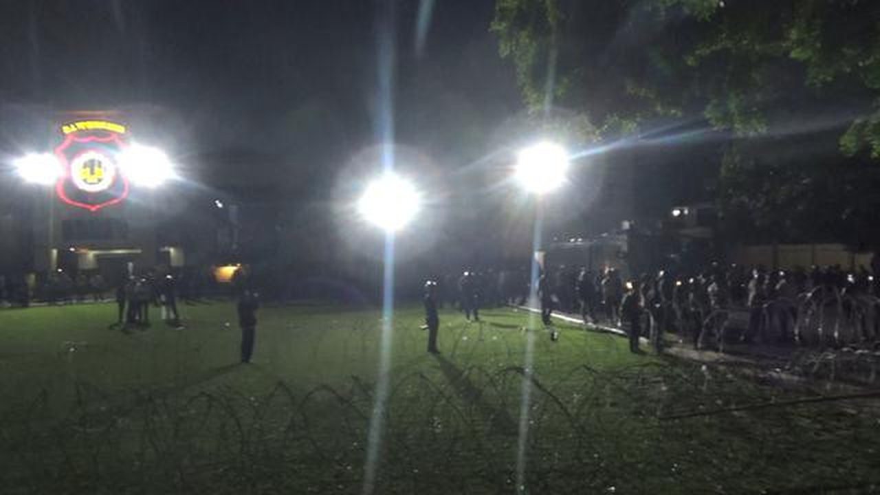 Polda DIY geruduk massa hingga pagar dirusak (Foto: Hermawan/Liputan6.com)