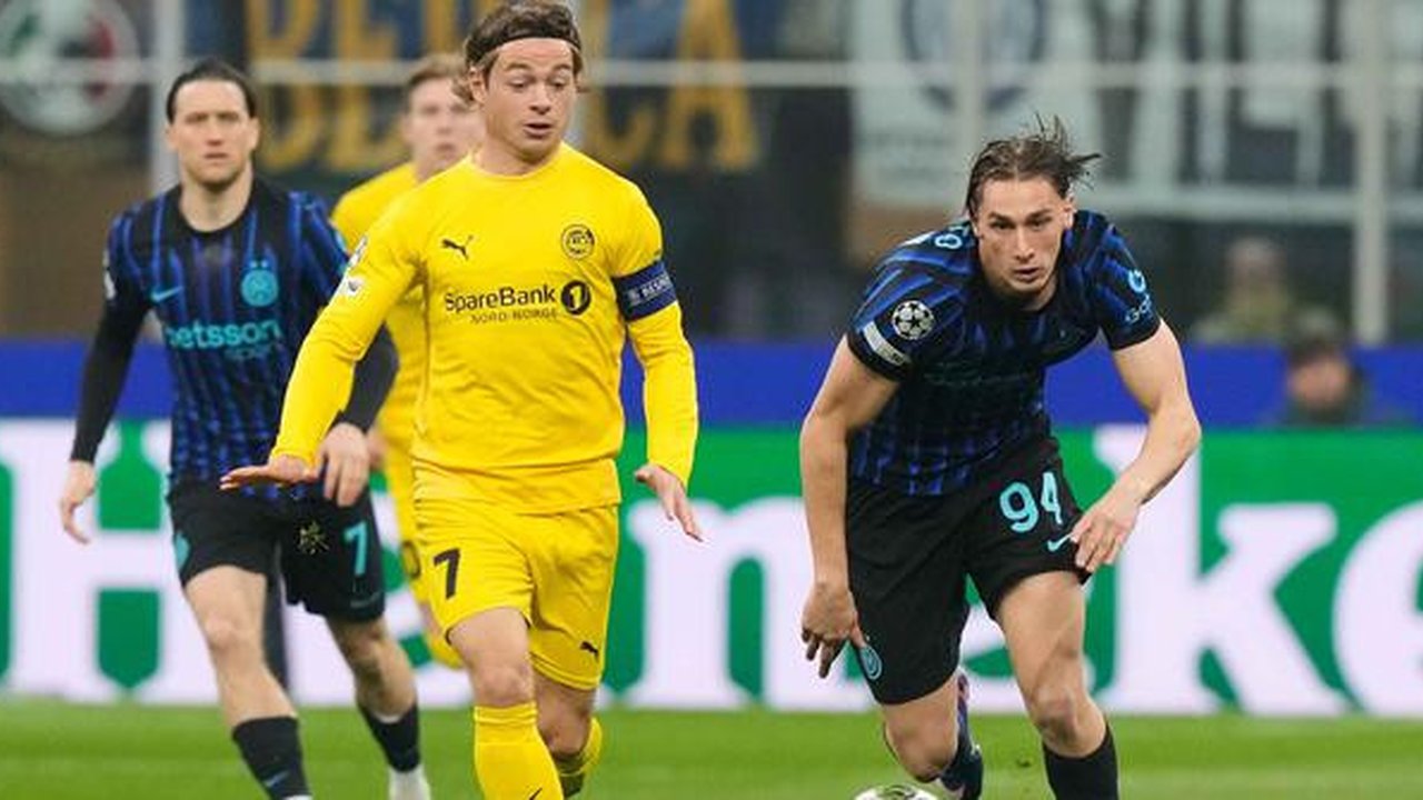 Begitu babak pertama dimulai, Inter Milan sudah tancap gas menggempur pertahanan Bodo/Glimt. Tampak dalam foto, pemain Inter Milan, Francesco Pio Esposito (kanan) berebut bola dengan Patrick