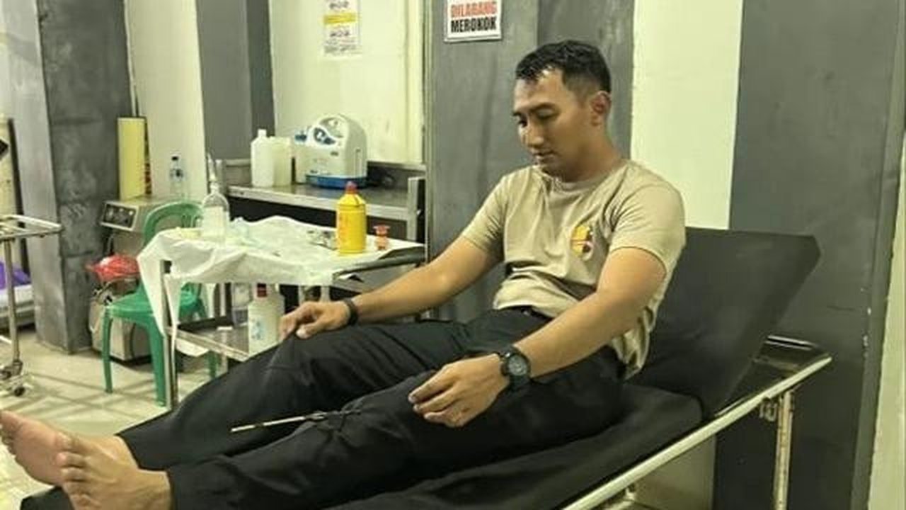 Kapolres Tual AKBP Whansi Des Asmoro terkena panah saat membubarkan bentrokan warga. (Liputan6.com/ Dok Ist)
