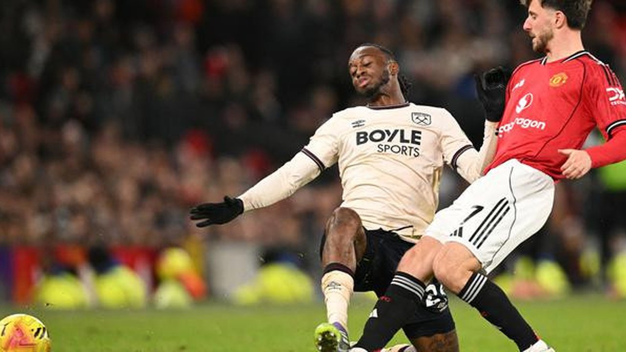 Gelandang West Ham United,  Aaron Wan-Bissaka (kiri), melanggar pemain Manchester United, Mason Mount, pada pertandingan Liga Inggris di Old Trafford, Jumat (5/12/2025) dini hari WIB. (Oli Sc