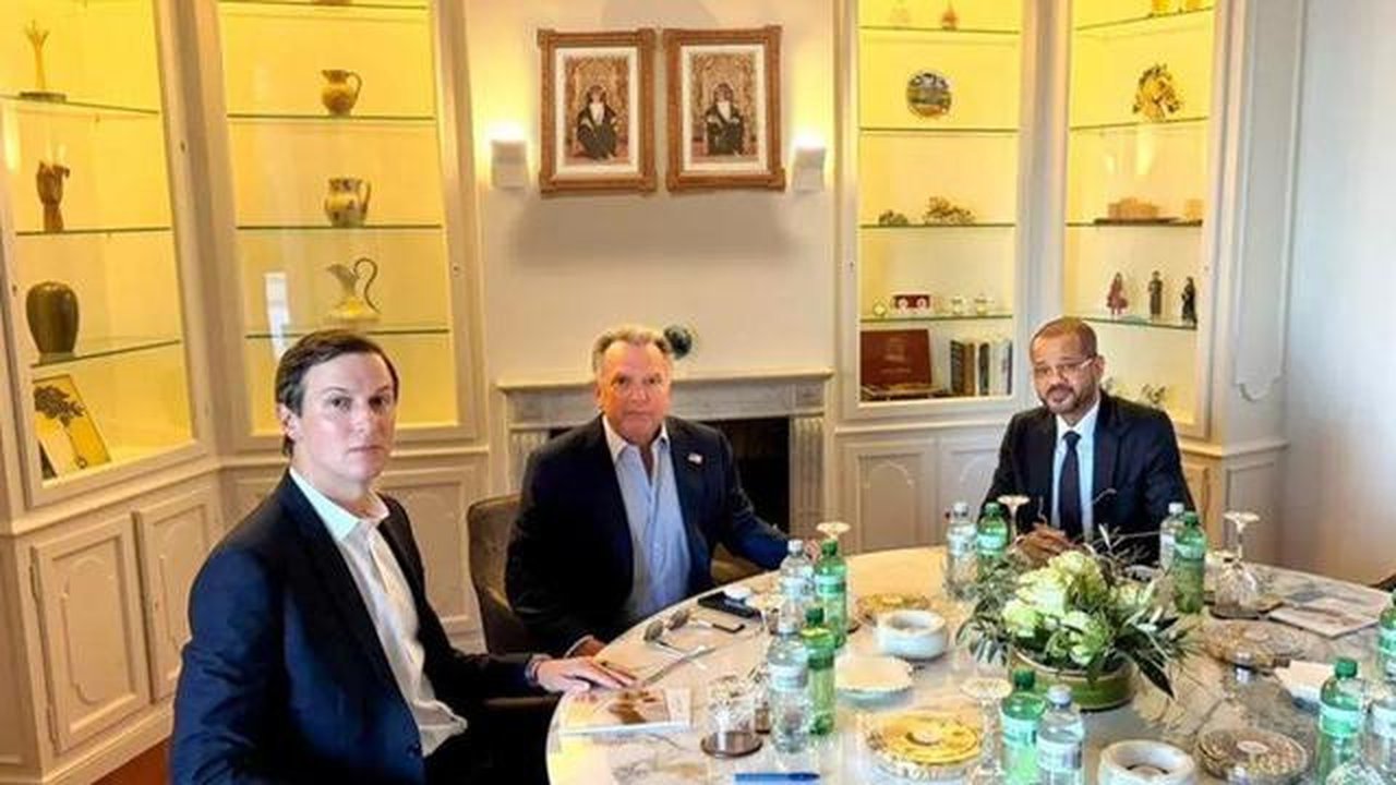 Menteri Luar Negeri Oman Sayyid Badr bin Hamad Al Busaidi (kanan) menggelar pertemuan dengan utusan khusus Gedung Putih Steve Witkoff (tengah) dan Jared Kushner dalam rangka perundingan Iran