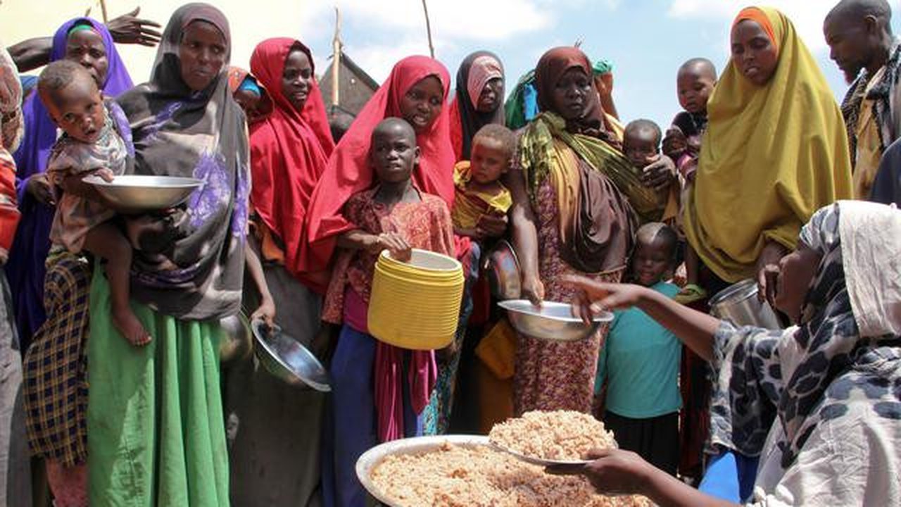 Warga Somalia mengantre untuk mendapat makanan di kamp pengungsian sementara di daerah Tabelaha di pinggiran Mogadishu, Somalia (30/3). Kekeringan ini mengancam setengah dari penduduk negara
