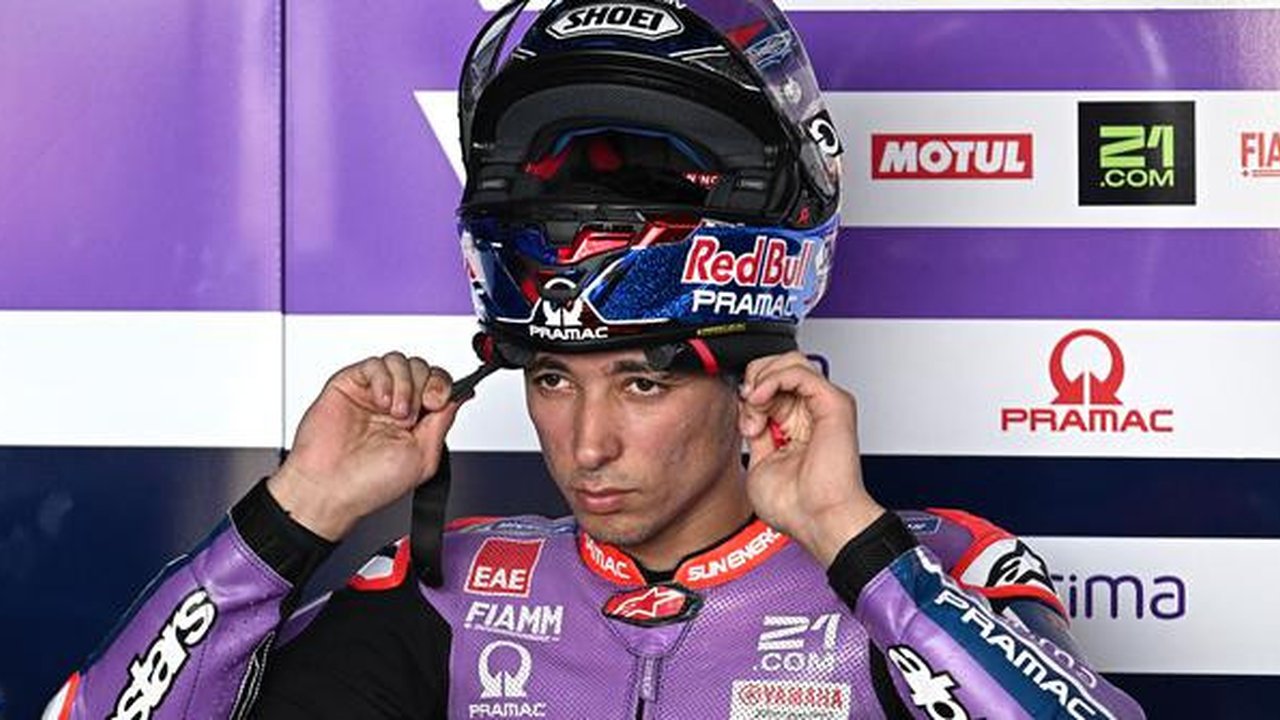 Pembalap Pramac Toprak Razgatlioglu saat mengikuti tes pramusim MotoGP Thailand. (Lillian SUWANRUMPHA / AFP)