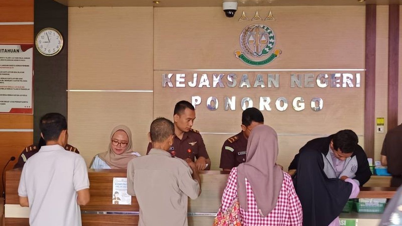 Kejaksaan Negeri Ponorogo memfasilitasi pengambilan 1.300 berkas tilang hasil Operasi Patuh Semeru. Mayoritas pelanggar adalah pelajar yang belum memiliki SIM, menyoroti pentingnya kepatuhan lalu lintas.