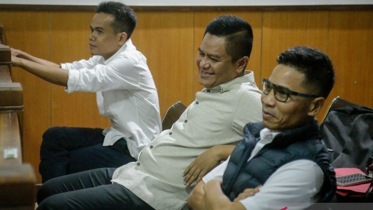 Tiga anggota DPRD NTB menghadapi sidang perdana kasus gratifikasi di PN Mataram, terkait dugaan upaya menghambat program 