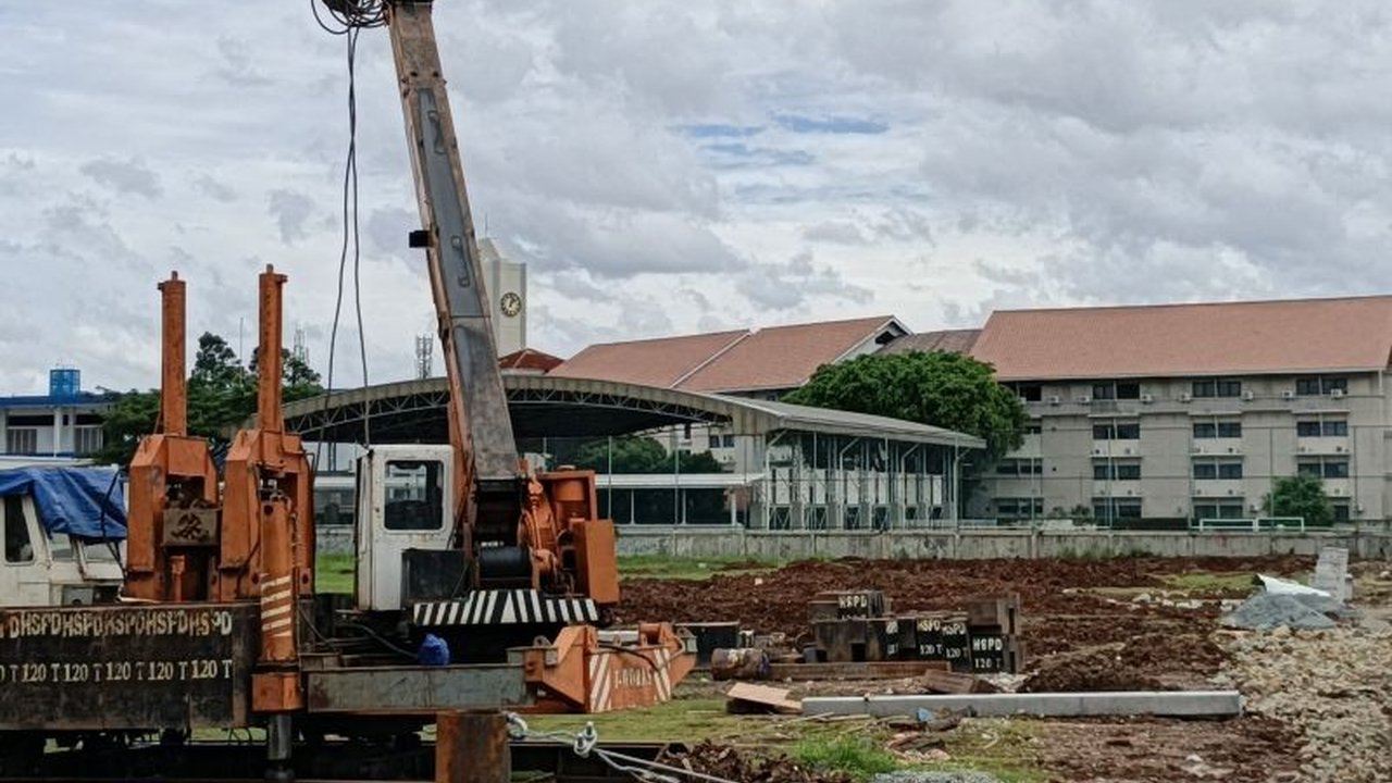 Pemerintah Kota Jakarta Barat melalui Suku Dinas Lingkungan Hidup mengawasi ketat proses pengurusan izin lingkungan krematorium Kalideres milik Yayasan Swarga Abadi yang belum rampung. Proyek pembangunan ini dihentikan sementara hingga seluruh persetujuan