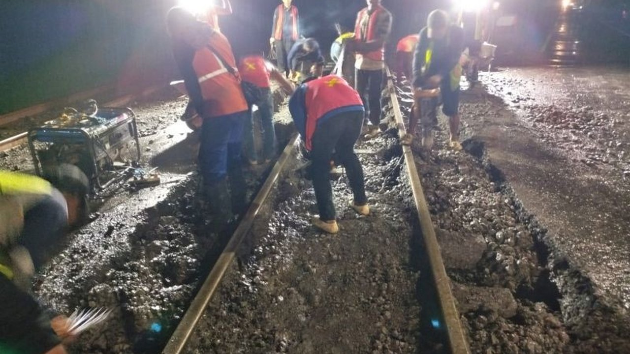 PT Kereta Api Indonesia (Persero) Daerah Operasi 7 Madiun terus meningkatkan keamanan jalur dengan melakukan perbaikan geometri perlintasan sebidang, termasuk di Ngawi. Simak upaya KAI untuk keselamatan perjalanan kereta api dan pengguna jalan.