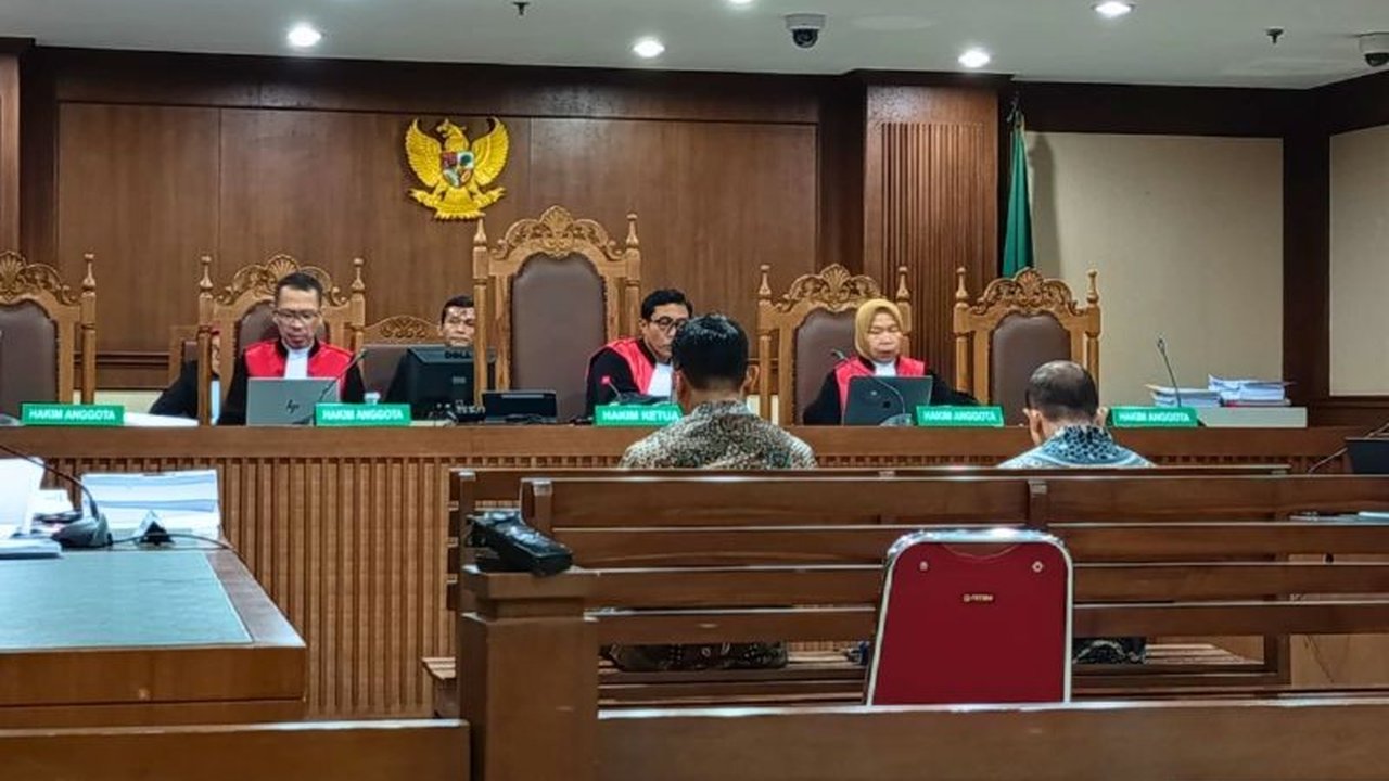 Kasus Korupsi Proyek Perumahan Fiktif memasuki babak baru, dua terdakwa Herry Nurdy Nasution dan Didik Mardiyanto dituntut pidana penjara serta wajib membayar uang pengganti miliaran rupiah. Simak detail tuntutan jaksa KPK.