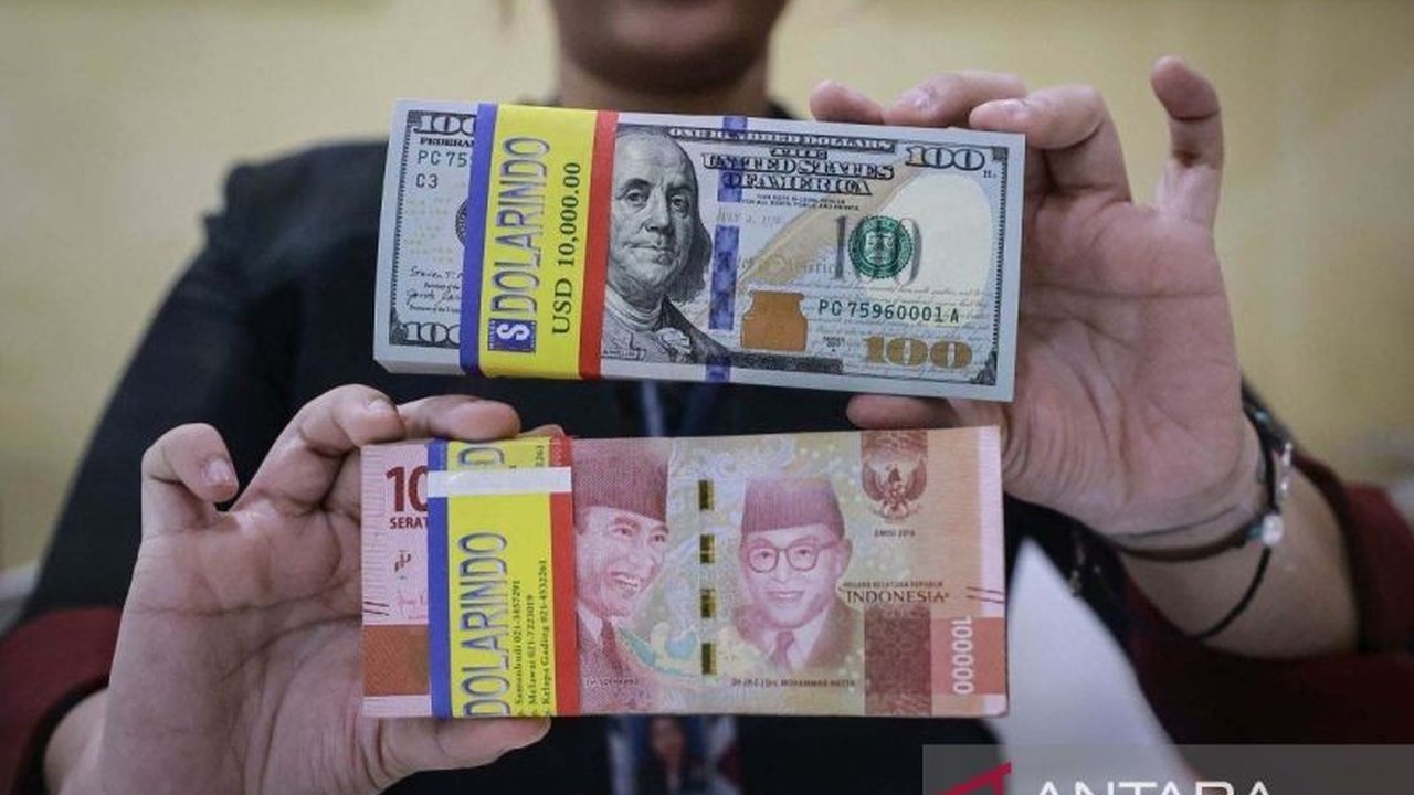 Nilai tukar rupiah kembali melemah pada penutupan perdagangan hari ini. Pelemahan Rupiah ini dipicu ketegangan geopolitik antara AS dan Iran, serta sentimen ketidakpastian ekonomi global dan kebijakan perdagangan.