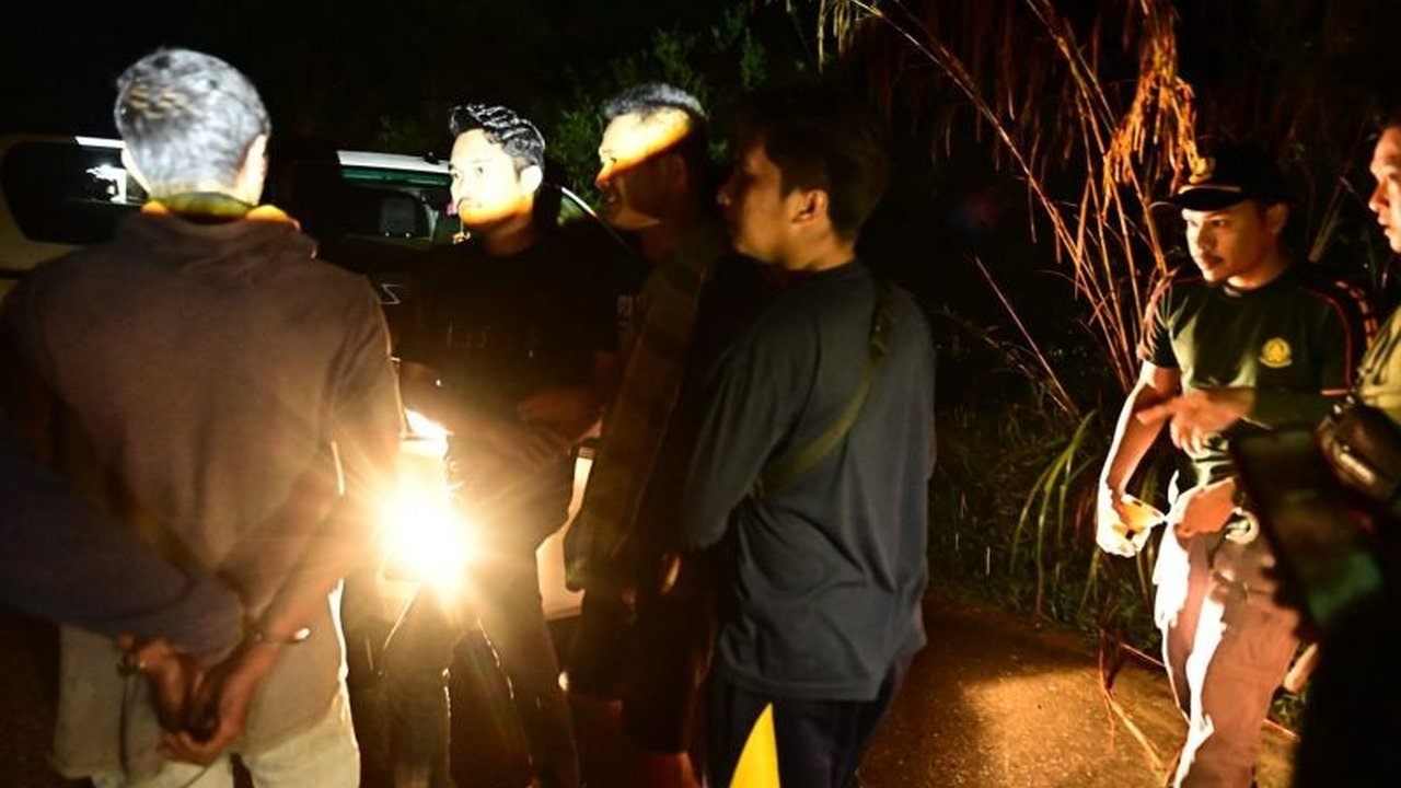 Dua pelaku perdagangan satwa dilindungi jenis tapir berhasil diamankan BKSDA Sumbar di Pasaman, mengungkap jaringan jual beli satwa langka yang meresahkan pembaca.