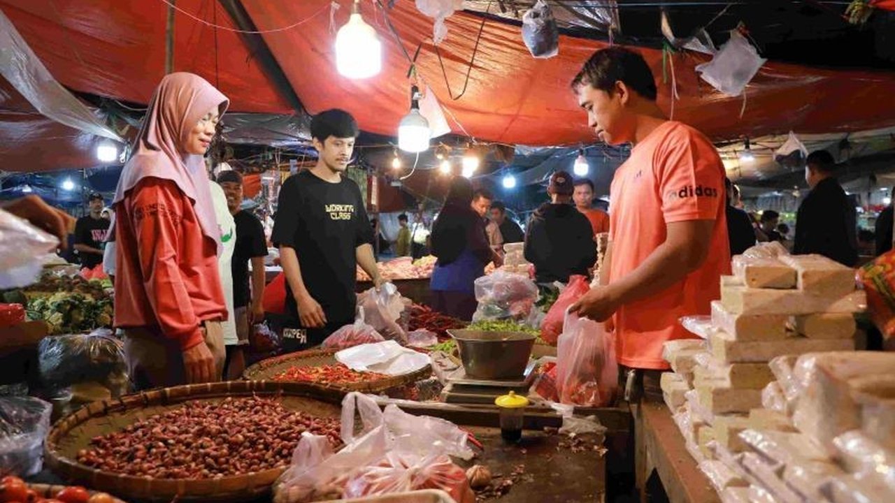 Dinas Perdagangan Kabupaten Bekasi memastikan harga bahan pokok Bekasi kembali stabil setelah sempat melonjak di awal Ramadhan, menjamin ketersediaan pangan aman bagi masyarakat dan pelaku usaha.