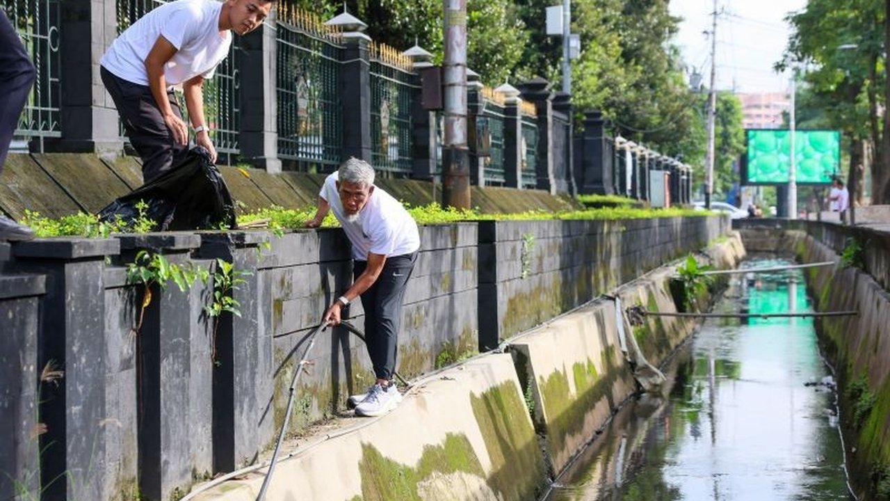 Sekretaris Daerah Provinsi Jawa Tengah, Sumarno, memimpin Gerakan Resik-Resik Kantor bersama ASN, mewujudkan lingkungan kerja yang bersih dan mendukung program Jawa Tengah ASRI.