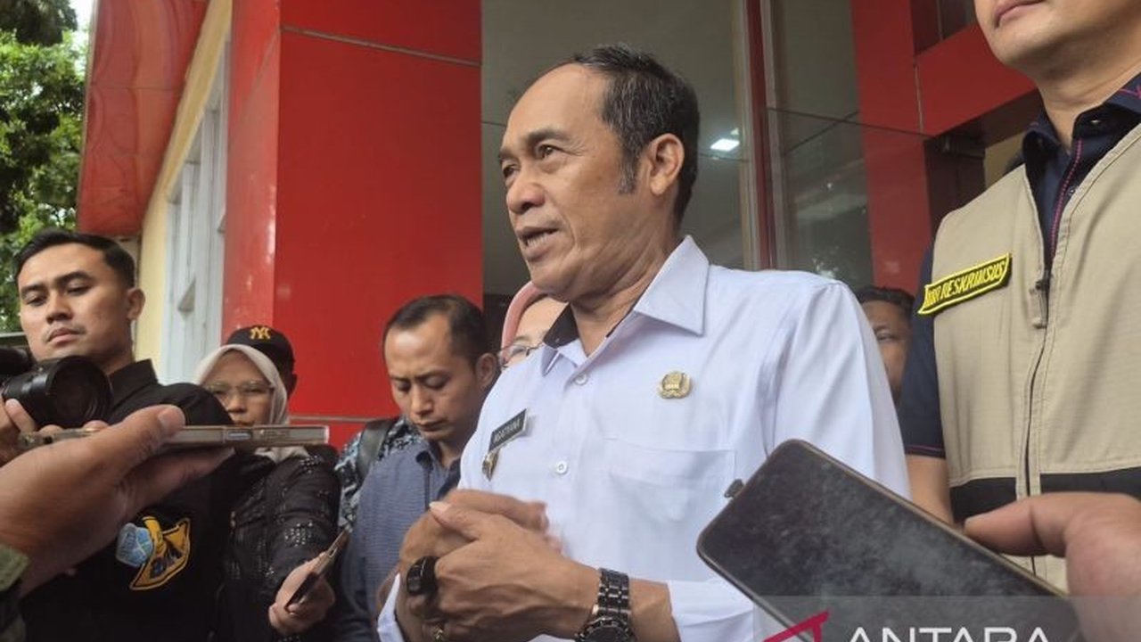 Pemerintah Kota Cimahi mengambil tindakan tegas dengan menghentikan sementara operasional Satuan Pelayanan Pemenuhan Gizi (SPPG) menyusul insiden dugaan keracunan makanan yang menimpa puluhan siswa dan seorang guru. Langkah ini diambil untuk memastikan ke