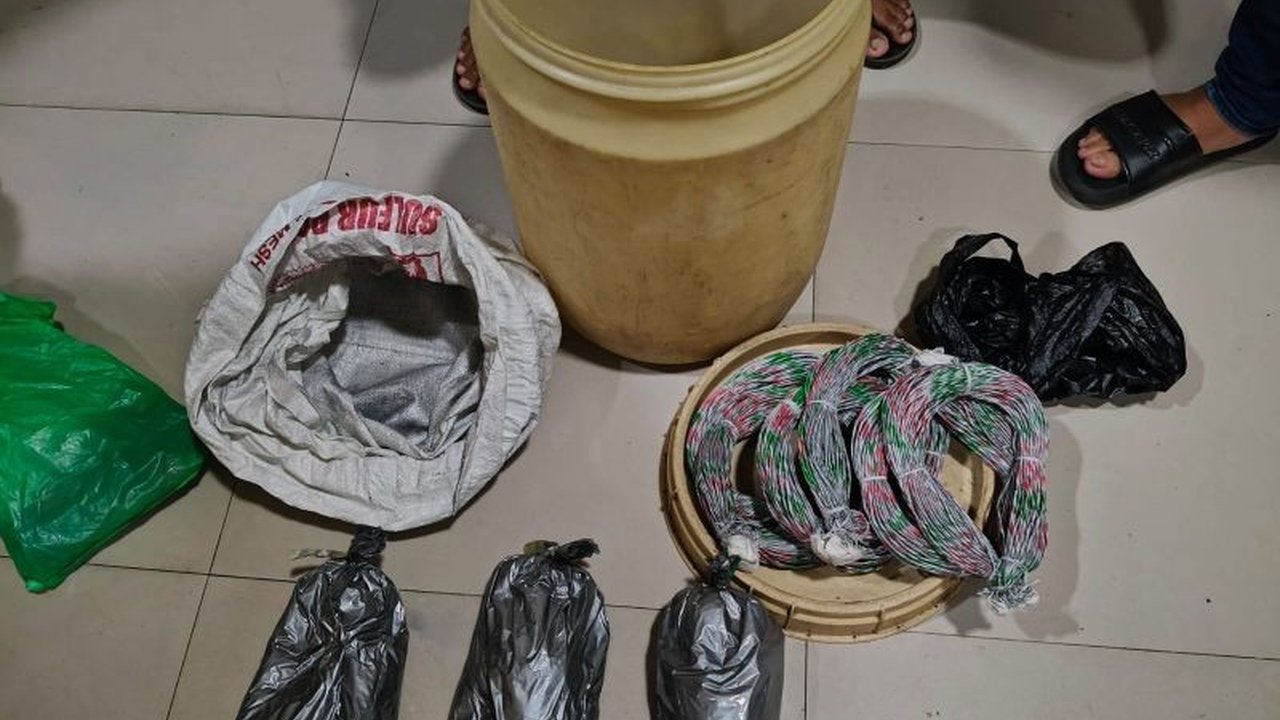 Polres Malang berhasil menyita tiga kilogram bubuk petasan siap edar dari seorang warga Poncokusumo, Kabupaten Malang, sebagai bagian dari Operasi Pekat Semeru 2026.
