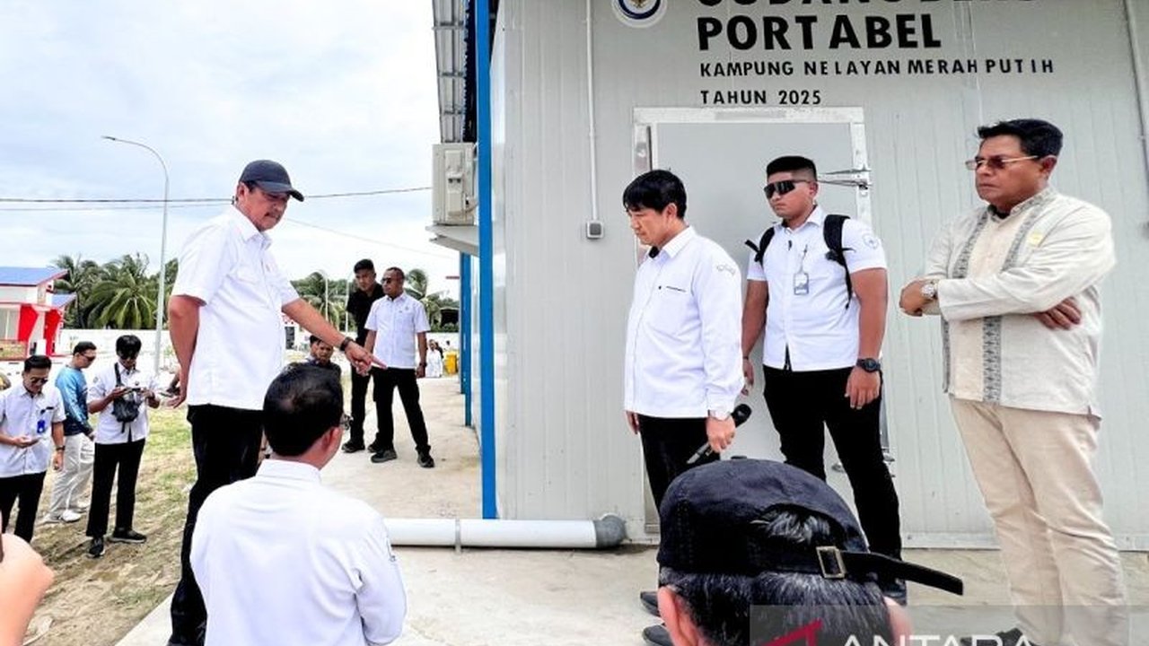 Menteri Kelautan dan Perikanan Sakti Wahyu Trenggono geram melihat kualitas Infrastruktur KNMP Lombok Timur yang dinilai buruk, mendesak perbaikan menyeluruh demi kesejahteraan nelayan.
