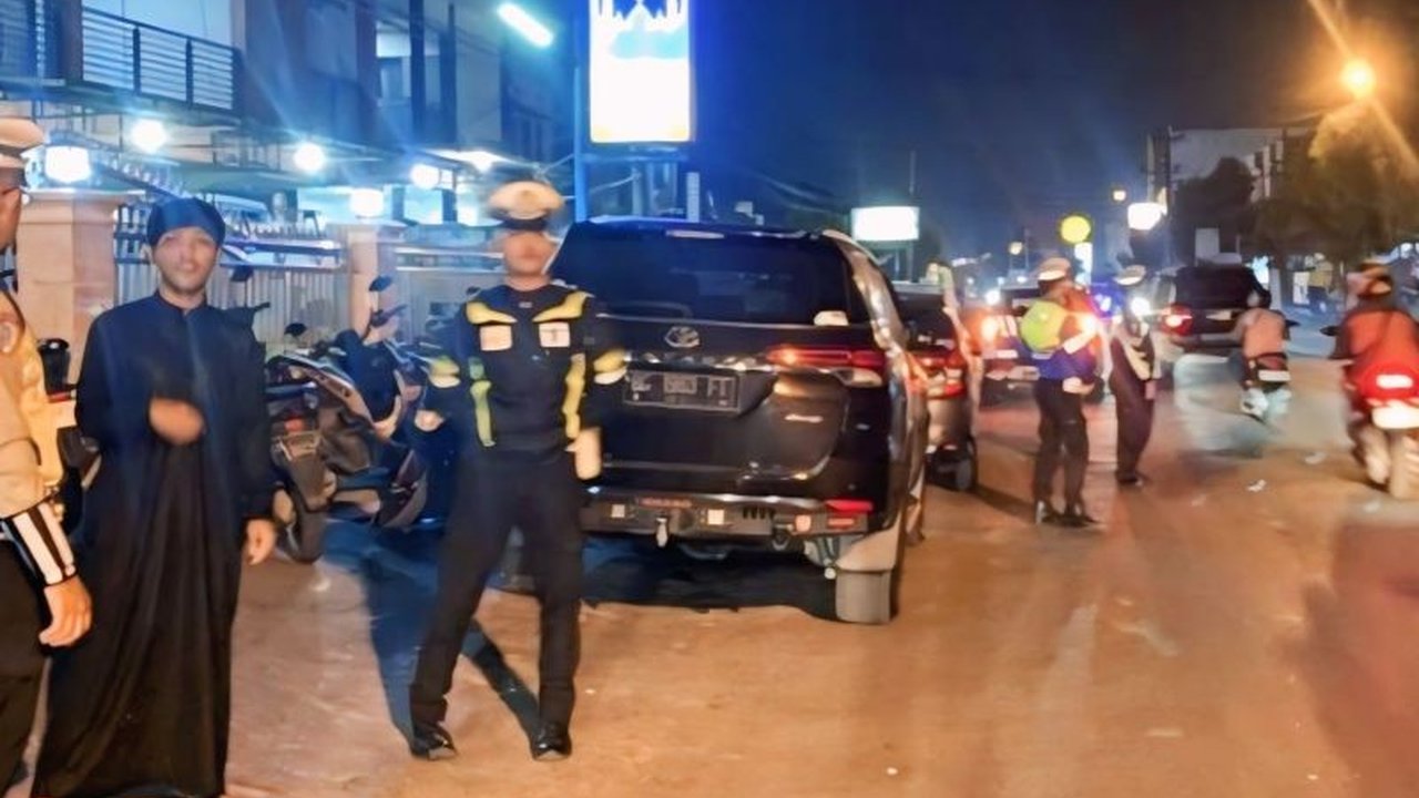 Polres OKU mengintensifkan Patroli Ramadhan dengan Blue Light Patrol di sekitar tempat ibadah selama bulan suci, memastikan keamanan dan ketertiban masyarakat di Baturaja.