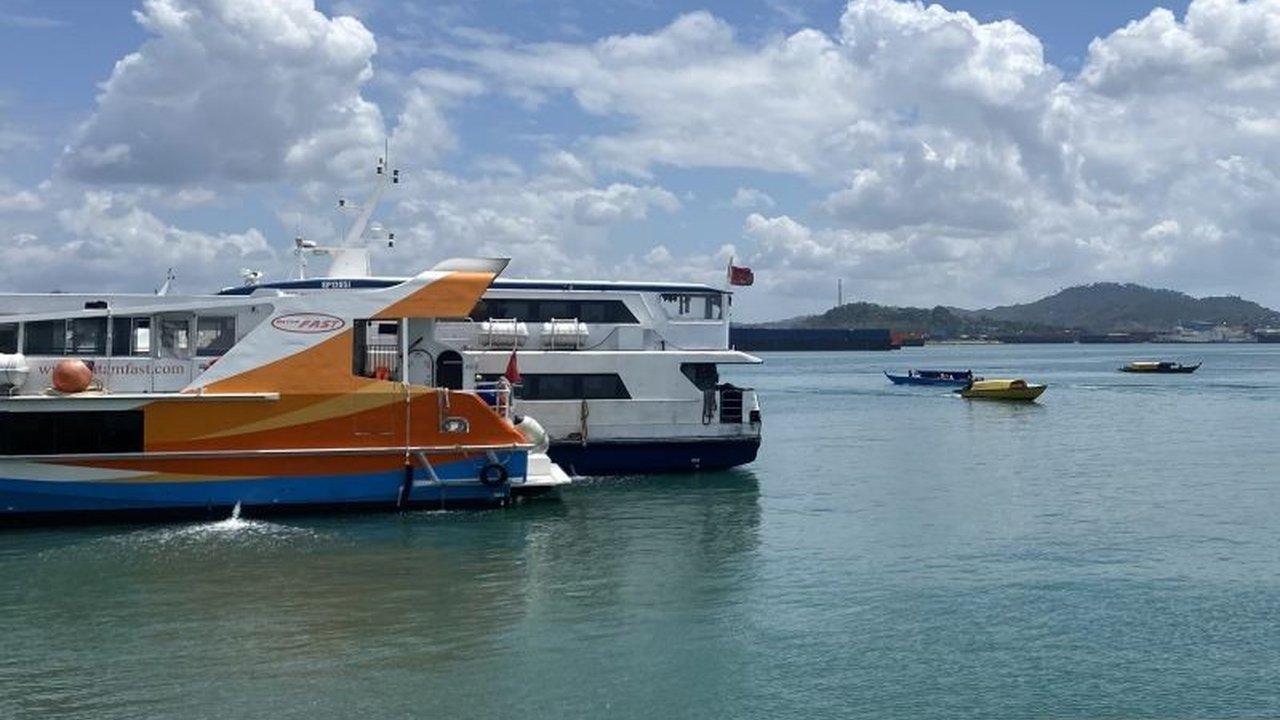 Kantor Kesyahbandaran dan Otoritas Pelabuhan (KSOP) Khusus Batam gencar melakukan ramp check kapal jelang Lebaran, memastikan 79 dari 82 kapal laik laut demi keselamatan penumpang. Puncak mudik diprediksi terjadi pada 18-19 Maret, dengan kenaikan penumpan