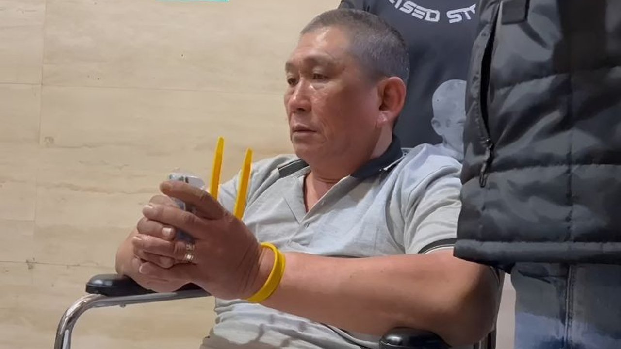 Terduga bandar narkoba Koko Erwin berhasil ditangkap di Tanjung Balai, Sumatera Utara, saat hendak kabur ke Malaysia. Penangkapan Koko Erwin ini menguak keterlibatannya dalam kasus suap miliaran rupiah.