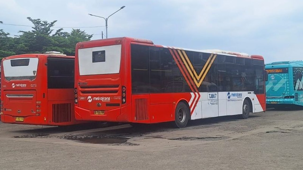 Terminal Jatijajar Depok memastikan kesiapan penuh jelang Mudik Lebaran 2026 dengan melakukan ramp check bus dan pemeriksaan kesehatan awak, demi keselamatan dan kelancaran perjalanan.