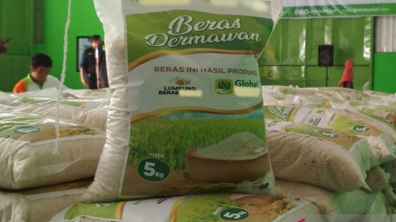 Dinas Perdagangan Kabupaten Kudus berencana menyalurkan 1.090 paket sembako murah untuk stabilisasi harga pangan, khususnya bagi warga miskin dan terdampak banjir.