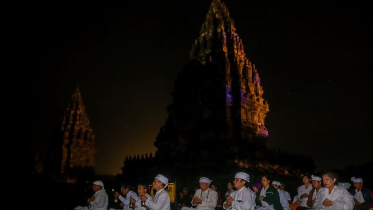 Perayaan Mahashivaratri di Candi Prambanan pada 15 Februari 2026 menjadi sejarah baru, diwarnai 1.008 dipa dan irama damaru yang menggetarkan jiwa, menandai momentum refleksi spiritual dan penguatan kebersamaan di situs Hindu terbesar Indonesia.
