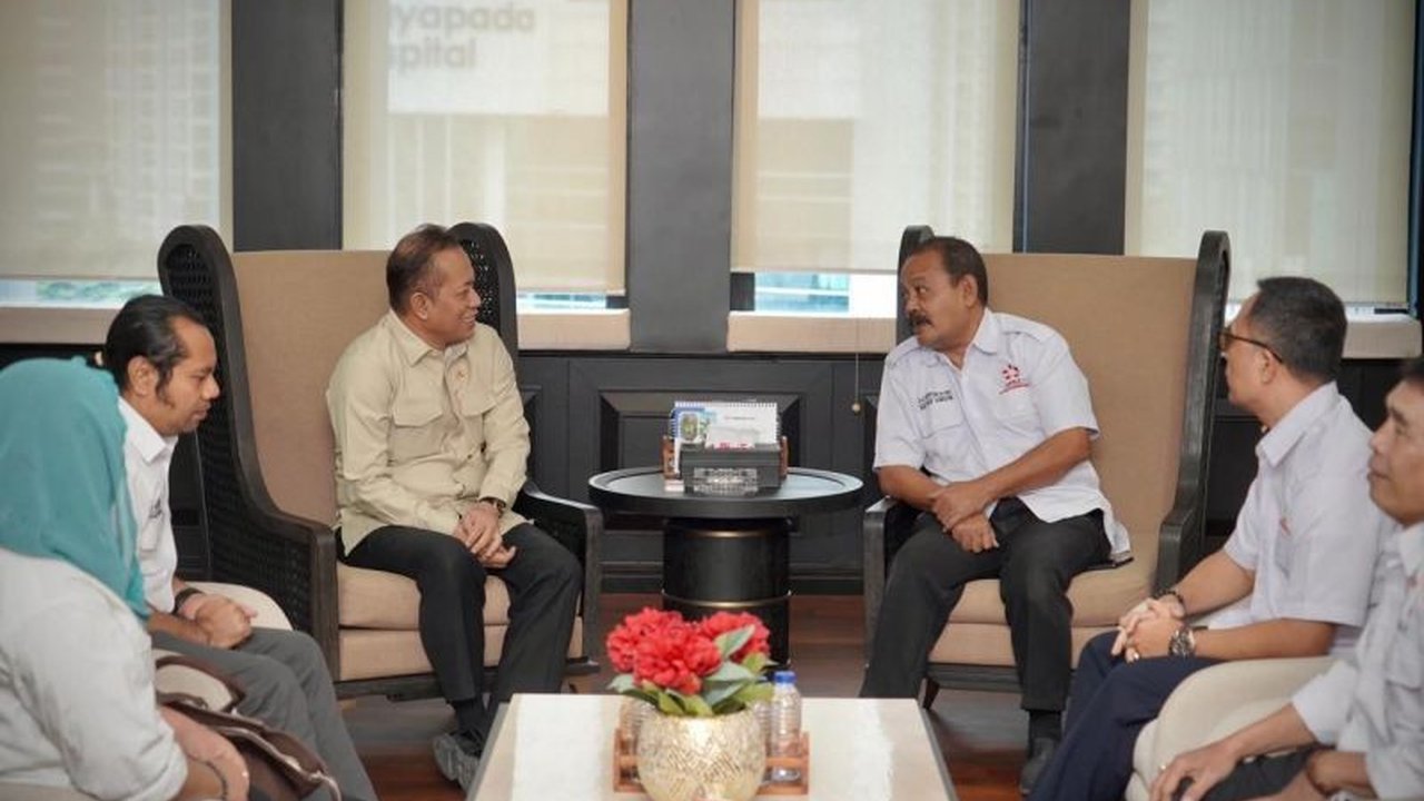 Asosiasi Pedagang Kaki Lima Indonesia (APKLI) mengungkapkan adanya penurunan warung kelontong yang drastis di Indonesia, dengan lebih dari 2 juta unit gulung tikar akibat ekspansi ritel modern dan kebijakan perizinan yang longgar.