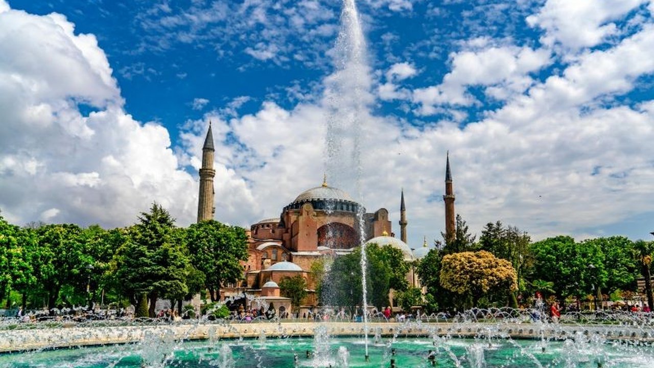 Jelajahi keindahan arsitektur dan kekayaan sejarah Hagia Sofia Turki, dari kemegahan Istanbul hingga jejak kuno di Iznik. Temukan perpaduan budaya dan spiritualitas yang memukau di dua situs warisan dunia ini.