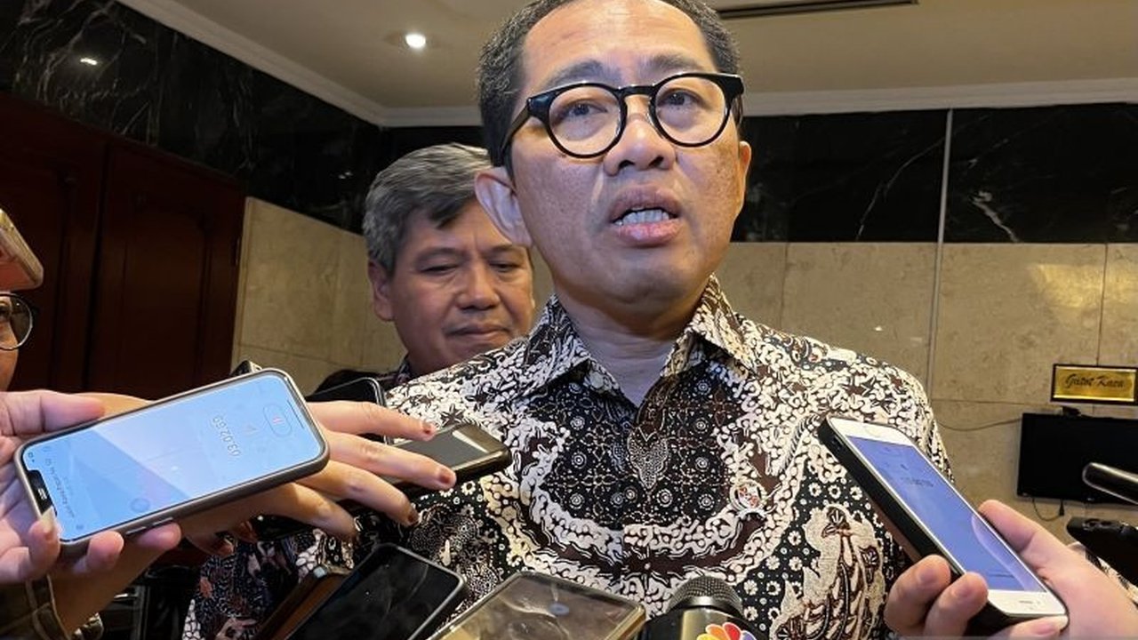 Pemerintah Indonesia tengah menyiapkan regulasi baru guna menekan peredaran rokok ilegal yang melonjak signifikan, mengancam industri legal dan potensi kerugian negara triliunan rupiah.