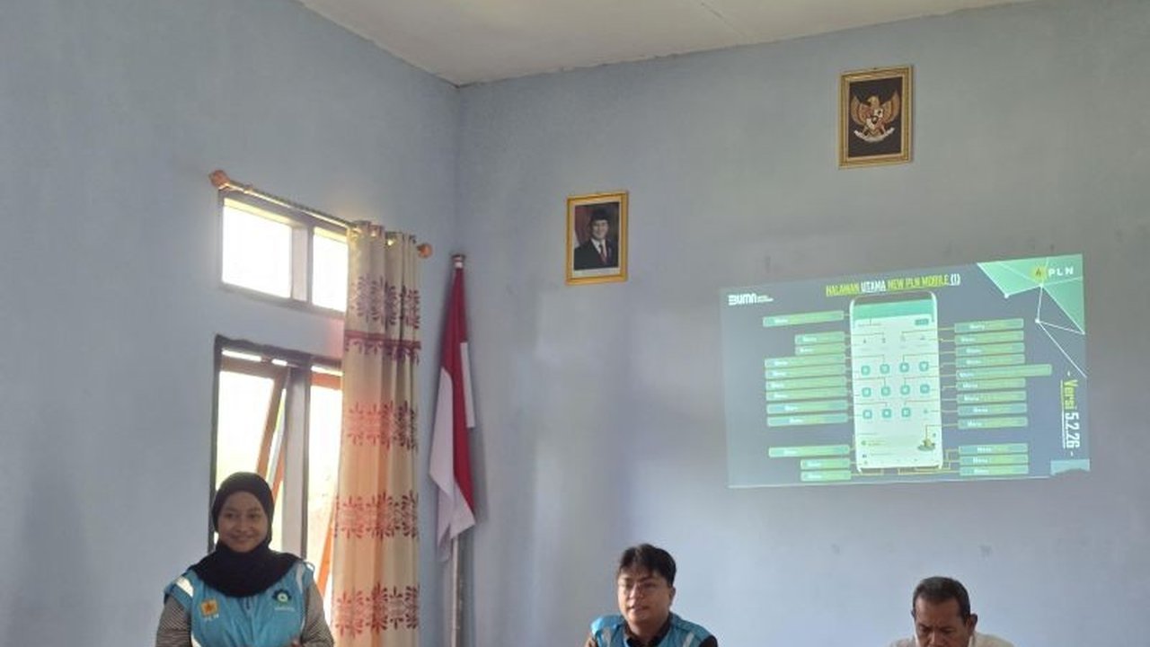PLN Tobelo gencar edukasi warga Desa Paca, Halmahera Utara, tentang bahaya listrik dan kemudahan layanan digital melalui PLN Mobile. Simak upaya PLN meningkatkan keselamatan dan kualitas layanan kelistrikan!
