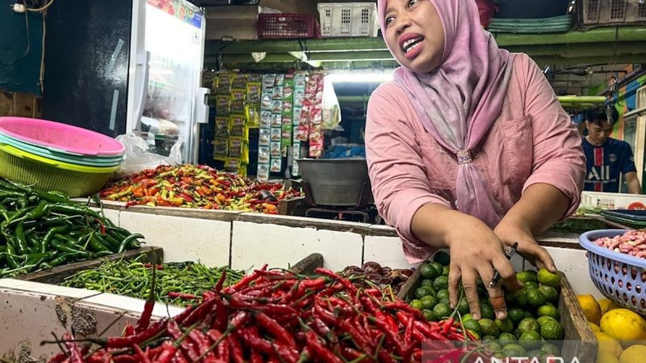 Pusat Informasi Harga Pangan Strategis (PIHPS) Nasional merilis data terbaru harga pangan nasional pada Jumat pagi ini. Simak rincian harga komoditas utama seperti bawang merah dan cabai rawit yang mengalami fluktuasi yang signifikan.